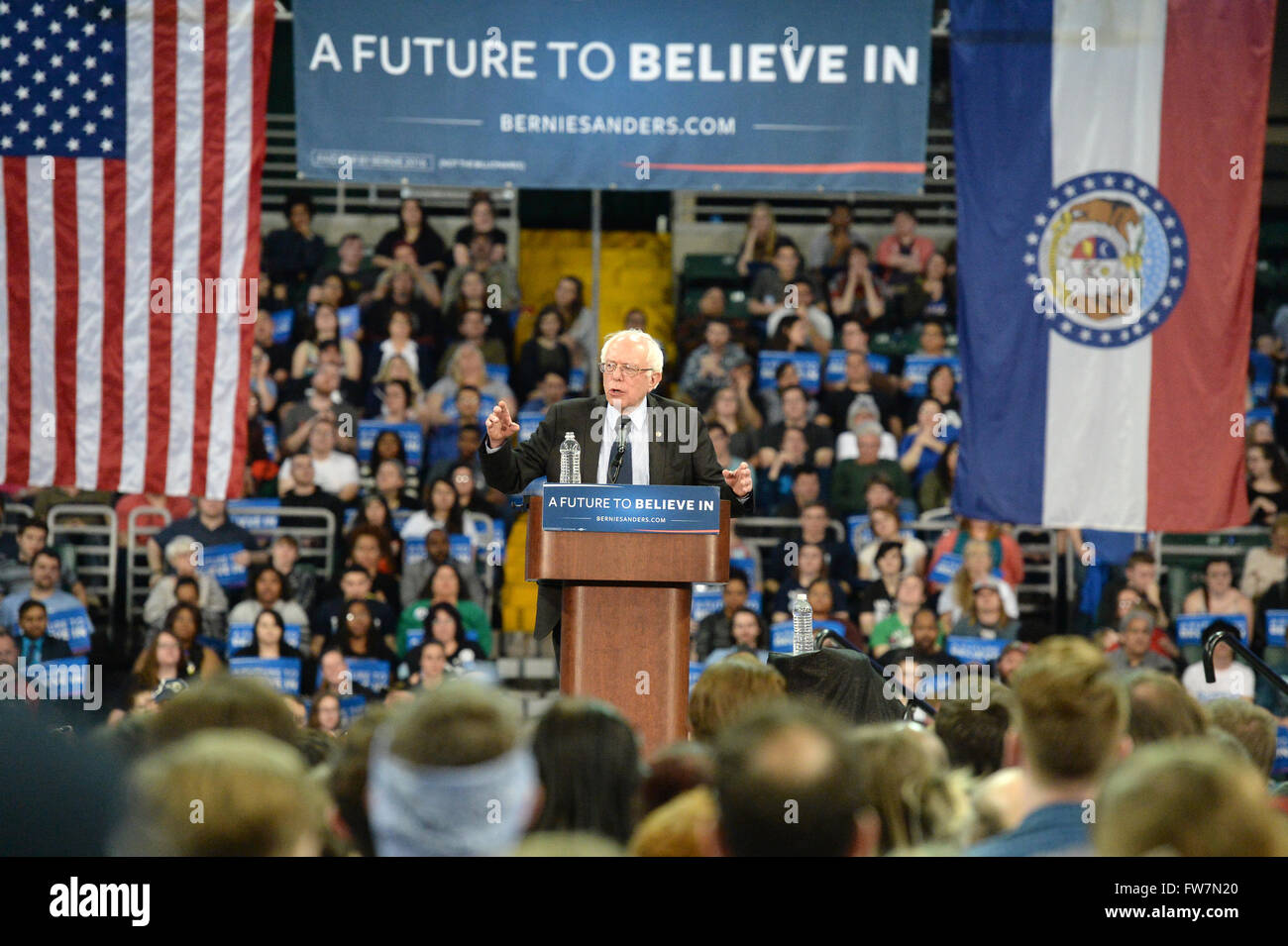 Saint Charles, MO, USA - Le 14 mars 2016 : Le sénateur et le candidat démocrate Bernie Sanders parle au rallye. Banque D'Images