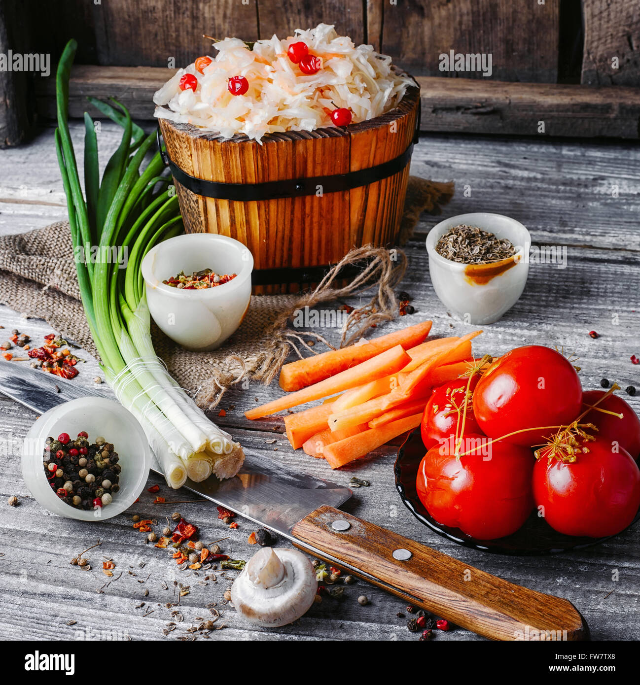 Ensemble de chou mariné et salé tomates dans un style rustique Banque D'Images