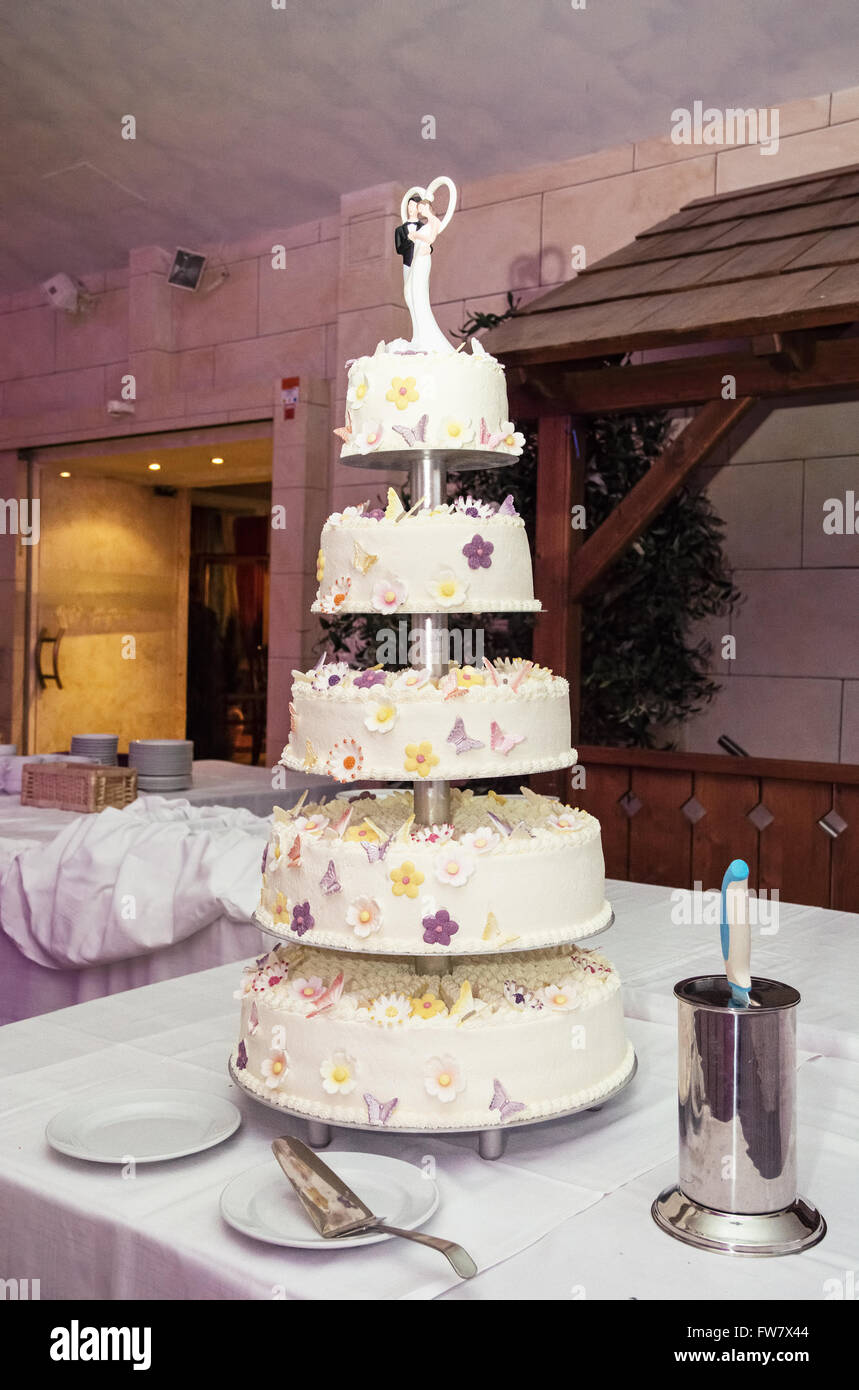 Grand gâteau de mariage sur la table. Nourriture symbolique. Banque D'Images