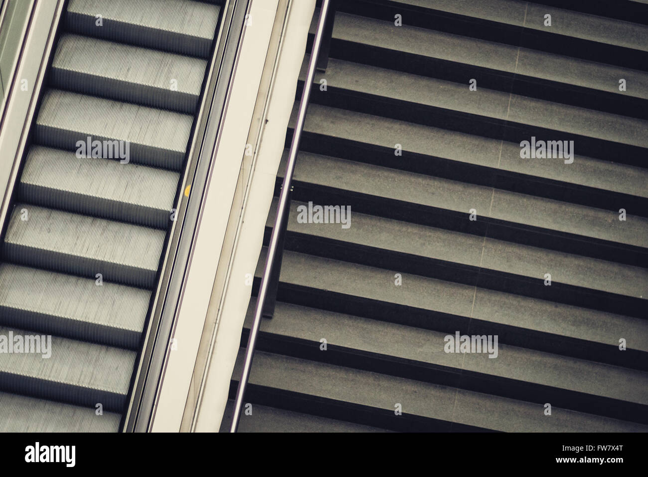 Escalier et escalator de dessus - concept haut et bas Banque D'Images