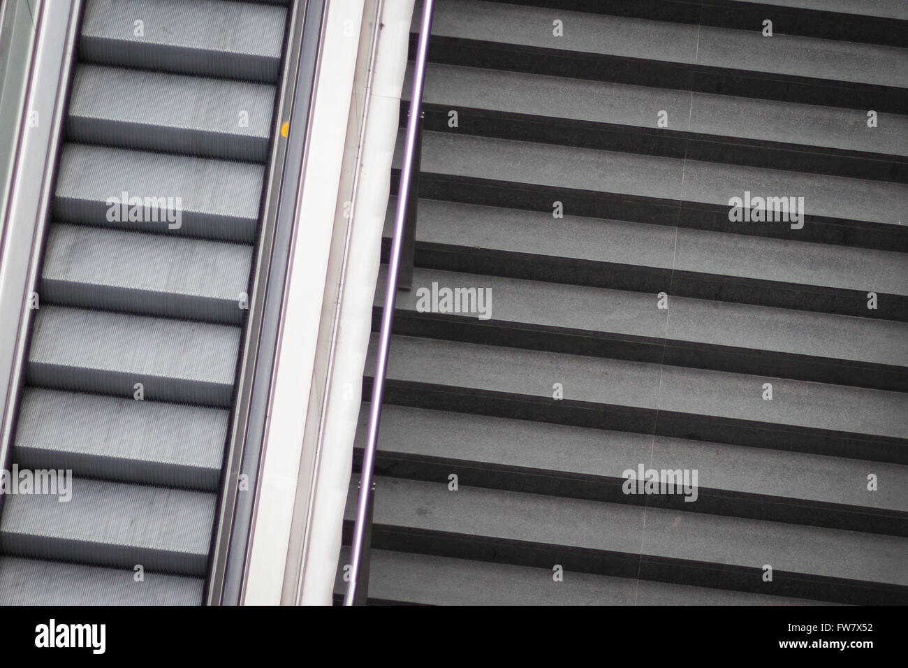 Escalier et escalator de dessus - concept haut et bas Banque D'Images