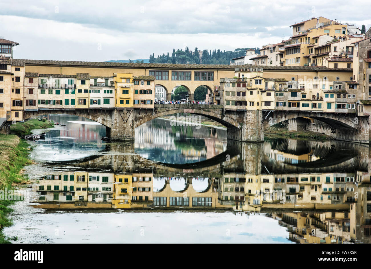 Le Ponte Vecchio se reflète dans l'Arno, Florence, Toscane, Italie. Destination de voyage. Patrimoine culturel. Thème du tourisme. Banque D'Images