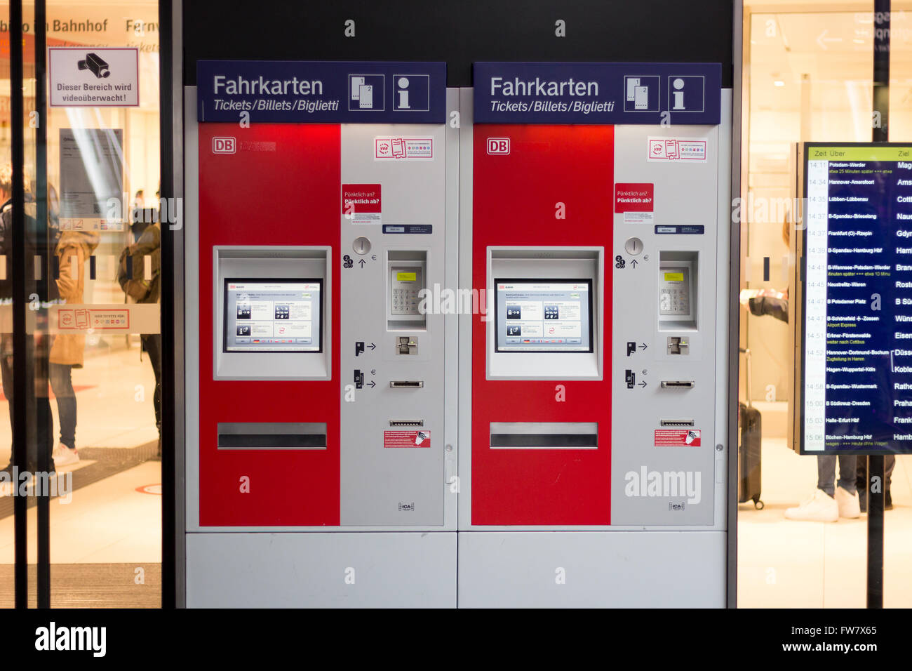 Distributeur automatique de billets de train de la compagnie ferroviaire  allemande (Deutsche Bahn) à la gare centrale de Berlin (Hauptbahnhof Photo  Stock - Alamy