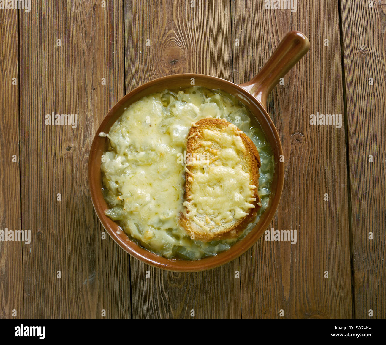 Soupe à l'oignon - soupe rustique habituellement basé sur la viande et les oignons. stock Banque D'Images