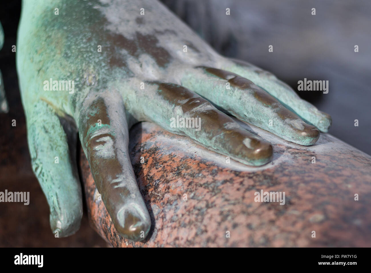 La main de métal d'une ancienne statue en bronze portant sur Banque D'Images