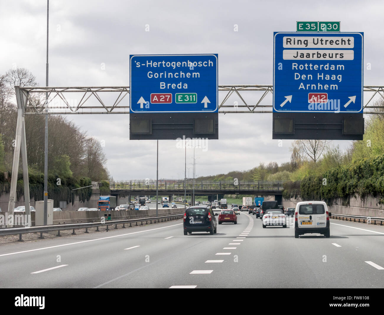 Route de la circulation et des panneaux d'information sur l'autoroute A27 à  Utrecht, Pays-Bas Photo Stock - Alamy