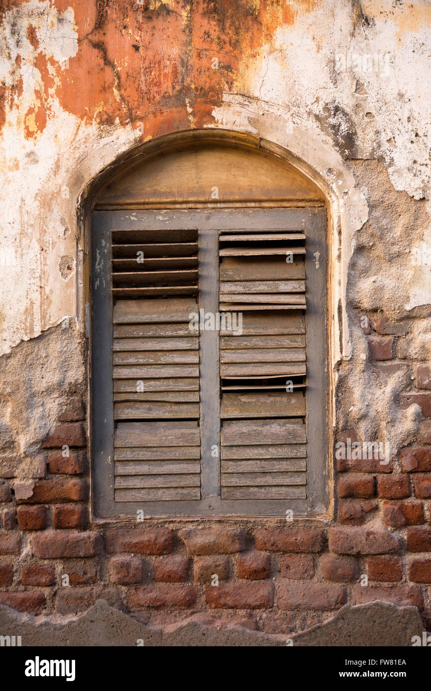 Sri Lanka, Trincomalee, fenêtre en arc et les volets de l'ancienne maison endommagée par le tsunami Banque D'Images