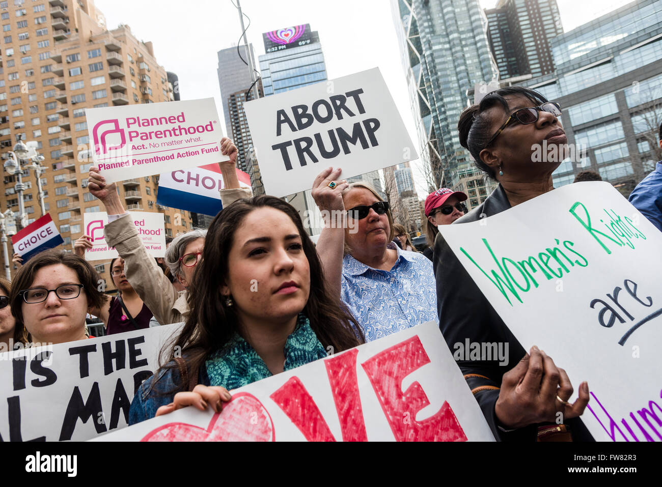 New York, USA. 31 mars, 2016. Environ 200 militants pro-choix se sont rassemblés à l'extérieur de Columbus Circle, Trump Hotel and Towers, en réponse à l'allocution du candidat présidentiel républicain que les femmes qui obtiennent un avortement "illégale" devraient être punis. Credit : Stacy Walsh Rosenstock/Alamy Live News Banque D'Images