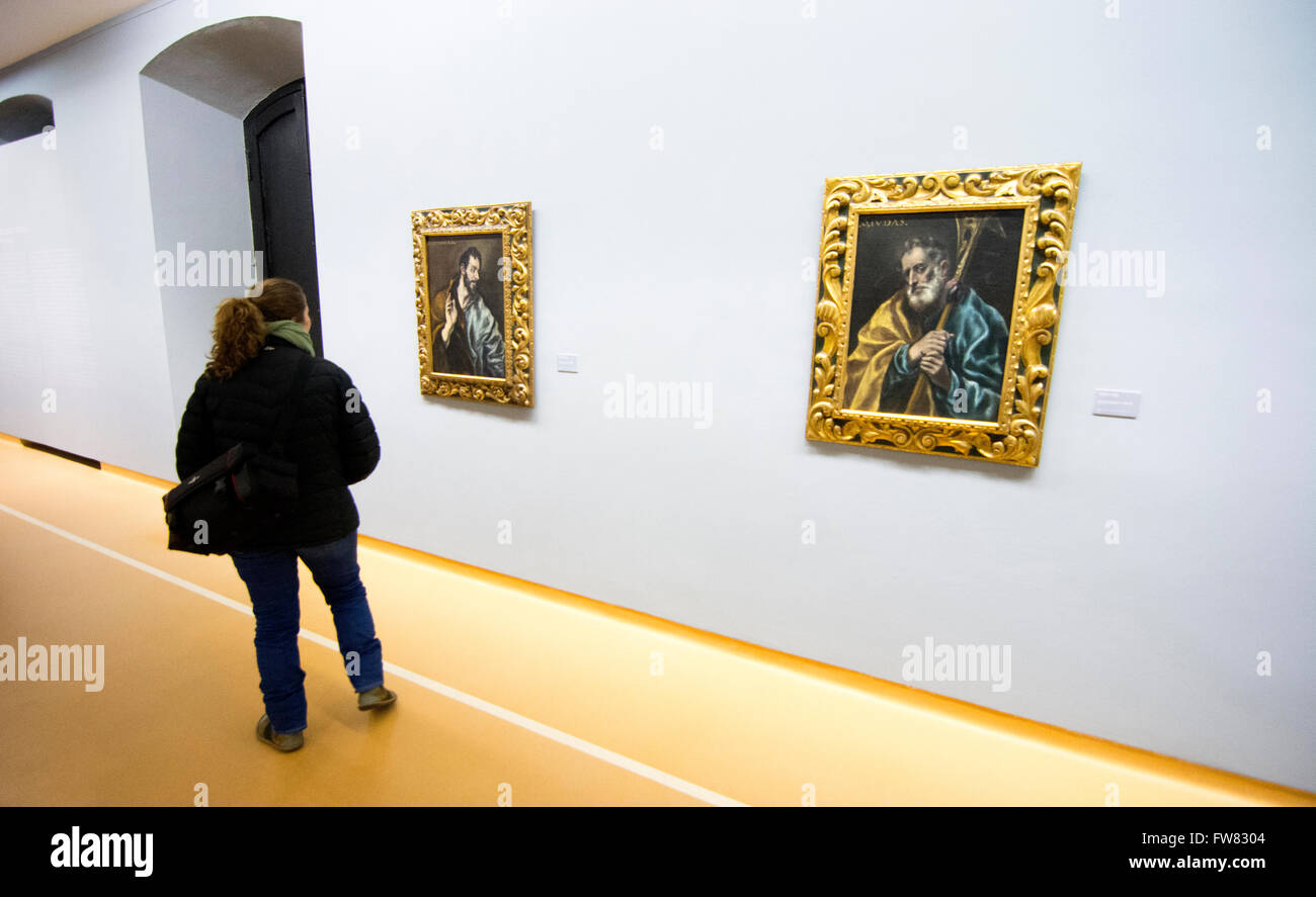 Oviedo, Espagne. 31 mars, 2016. Un visiteur watchs la peinture à l'huile "un judas Tadeo apostol' (1608) de l'El Greco lors de la réouverture du Musée des beaux-arts des Asturies le 31 mars 2016 à Oviedo, Espagne. Crédit : David Gato/Alamy Live News Banque D'Images Oviedo, Espagne. 31 mars, 2016. Un visiteur watchs la peinture à l'huile "un judas Tadeo apostol' (1608) de l'El Greco lors de la réouverture du Musée des beaux-arts des Asturies le 31 mars 2016 à Oviedo, Espagne. Crédit : David Gato/Alamy Live News Banque D'Images
