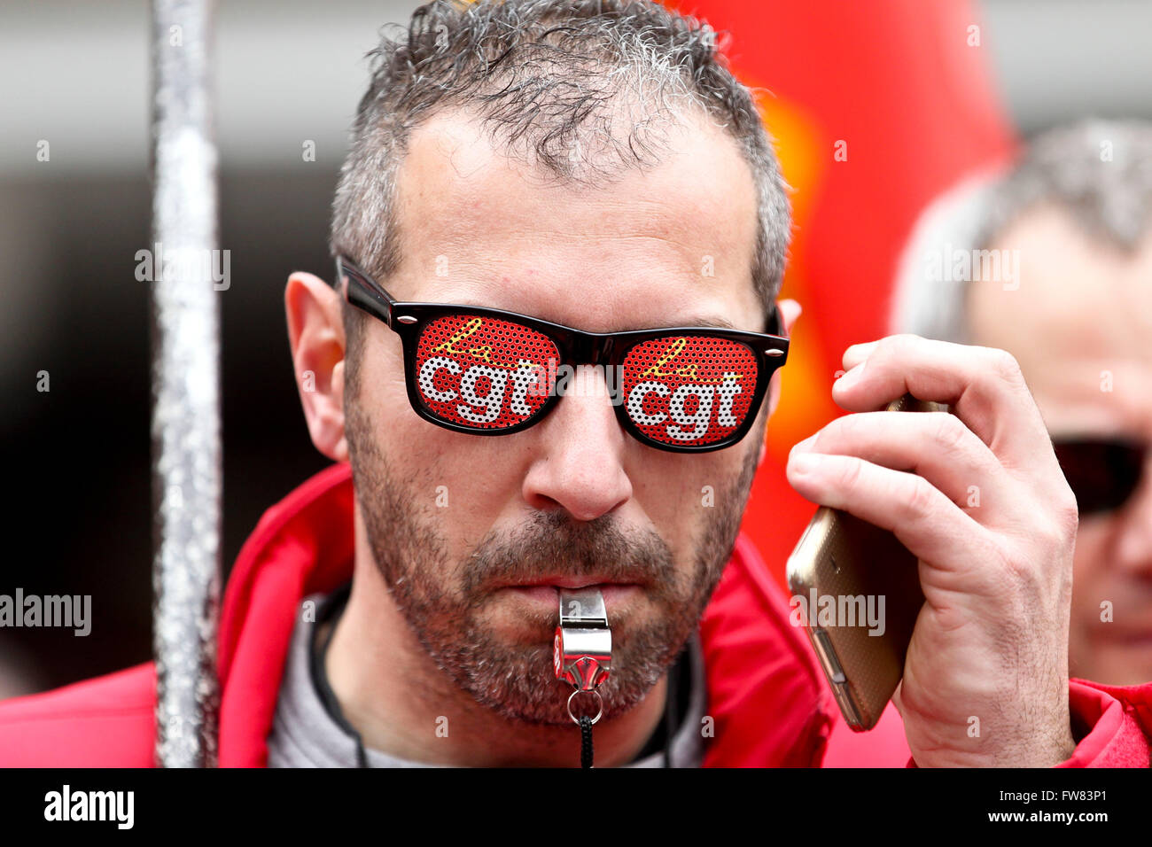 Strasbourg, France. 31 mars, 2016. Des milliers de personnes ont manifesté aujourd'hui à Alsace contre le projet de loi Travailler Myriam El Khomri. Ils ont été d'environ 80 manifestants dans les rues de Haguenau ce matin et près de 450 à Colmar devant la préfecture du Haut-Rhin en fin de matinée. Cet après-midi, 2000 personnes étaient présentes Place de la Bourse à Mulhouse et Strasbourg, entre 5000 et 9000 personnes, la police selon la CGT ont défilé dans les rues du centre-ville. Credit : imagespic/Alamy Live News Banque D'Images