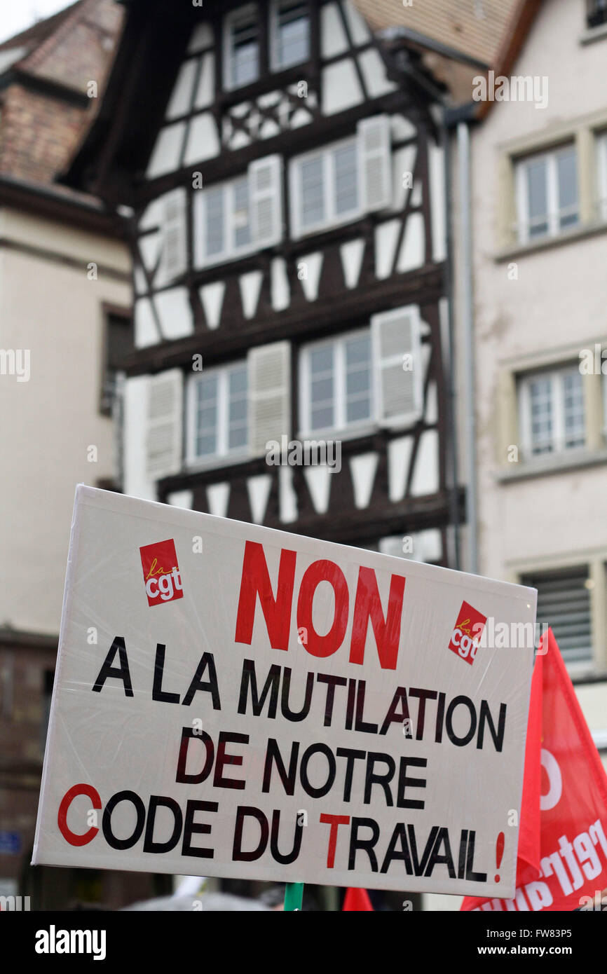 Strasbourg, France. 31 mars, 2016. Des milliers de personnes ont manifesté aujourd'hui à Alsace contre le projet de loi Travailler Myriam El Khomri. Ils ont été d'environ 80 manifestants dans les rues de Haguenau ce matin et près de 450 à Colmar devant la préfecture du Haut-Rhin en fin de matinée. Cet après-midi, 2000 personnes étaient présentes Place de la Bourse à Mulhouse et Strasbourg, entre 5000 et 9000 personnes, la police selon la CGT ont défilé dans les rues du centre-ville. Credit : imagespic/Alamy Live News Banque D'Images