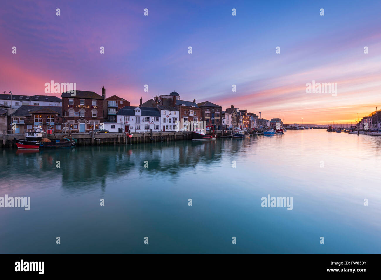 Weymouth, Dorset, UK. 1er avril 2016. Météo France : des tons de rouge à l'aube du ciel au-dessus du port de Weymouth Dorset sur la côte jurassique, peu avant le lever du soleil. Credit : Graham Hunt/Alamy Live News Banque D'Images