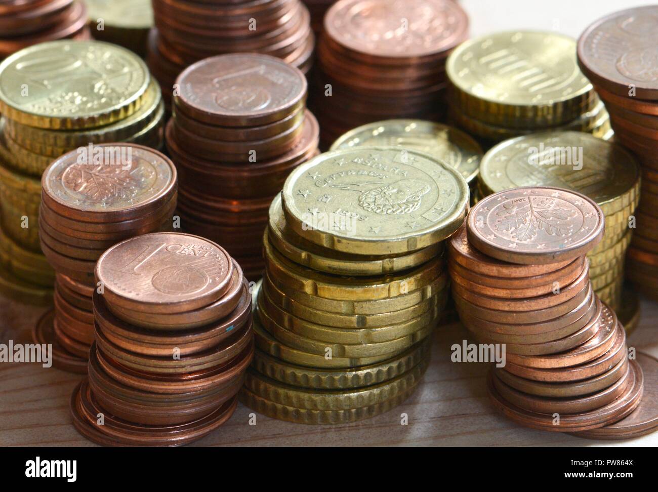 Pièces de monnaie sur une table, Fribourg, 1 mars 2016. Banque D'Images