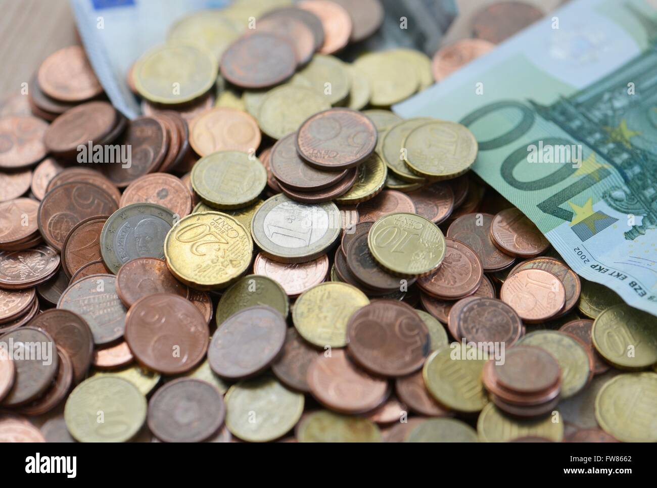 Pièces de monnaie sur une table, Fribourg, 1 mars 2016. Banque D'Images