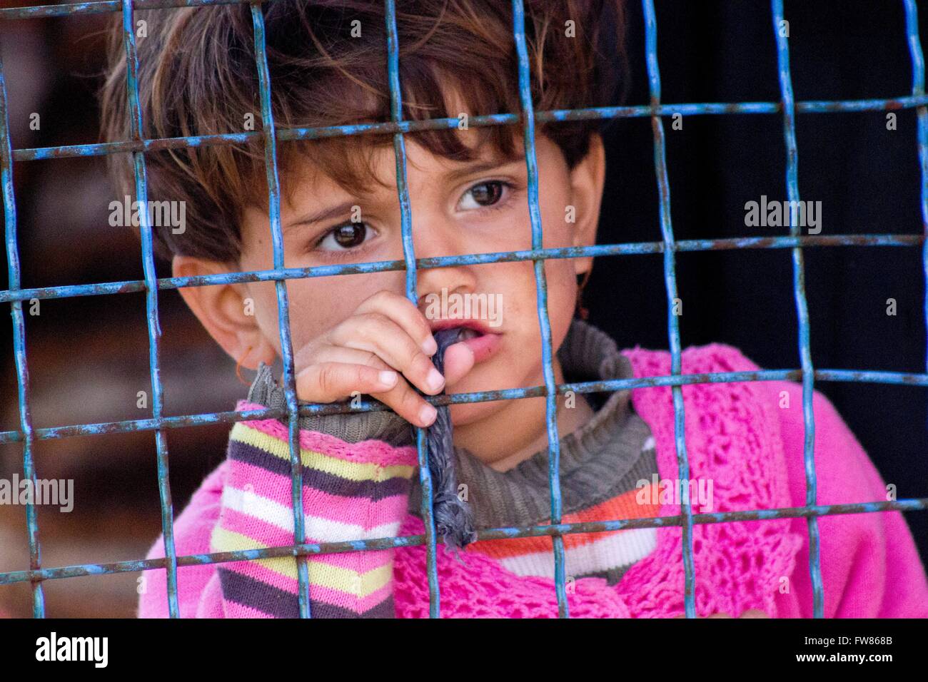 Enfants réfugiés afghans au port du Pirée. Malgré de grandes difficultés, les réfugiés restent au port et de l'espoir de poursuivre votre voyage vers l'Europe du Nord. 22.03.2016 Banque D'Images