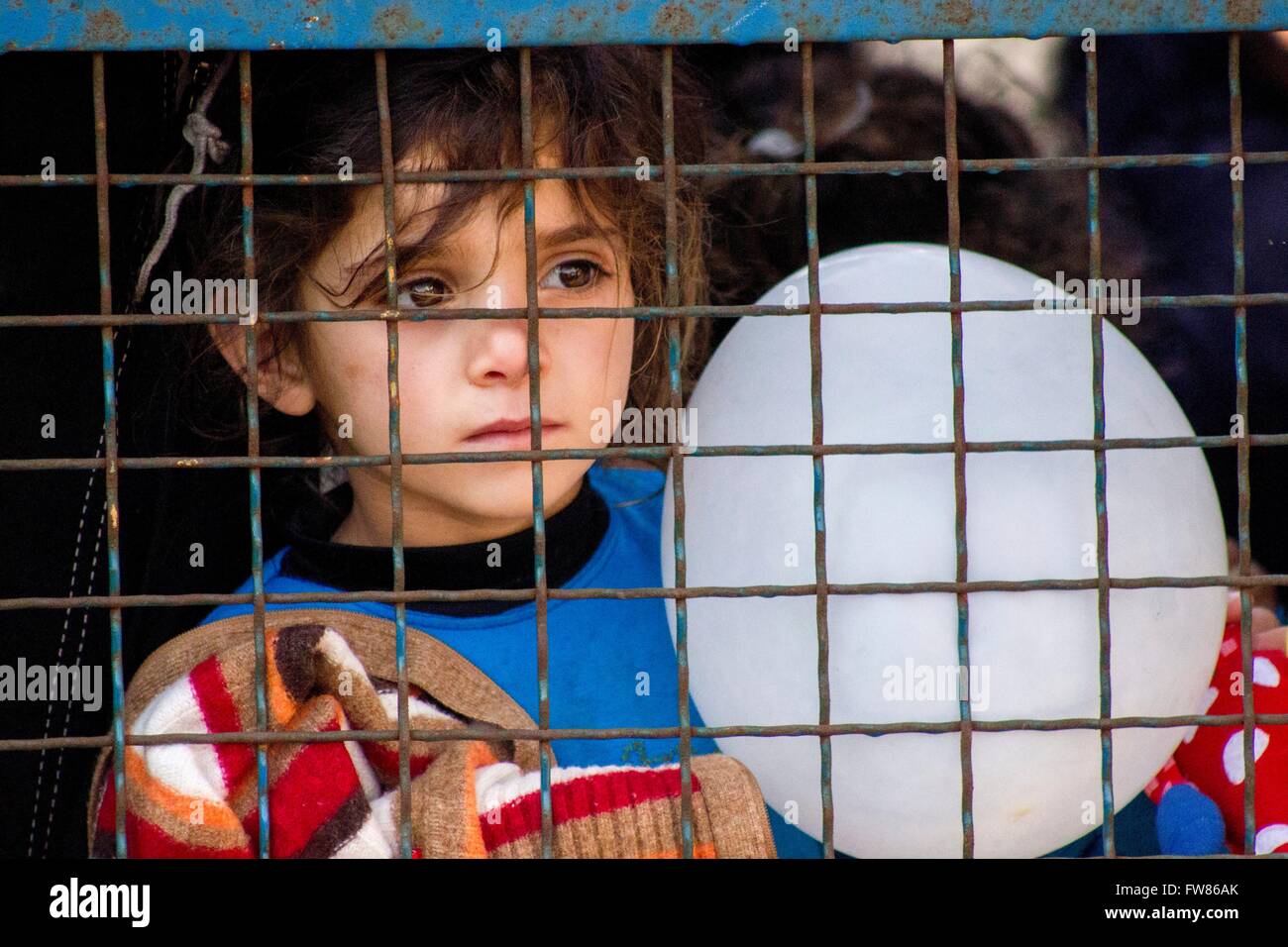 Enfants réfugiés afghans avec ballon au port du Pirée. En dépit des circonstances difficiles, les réfugiés restent pendant des semaines à Habour, dans l'espoir de poursuivre votre voyage vers l'Europe du Nord. 21.03.2016 Banque D'Images
