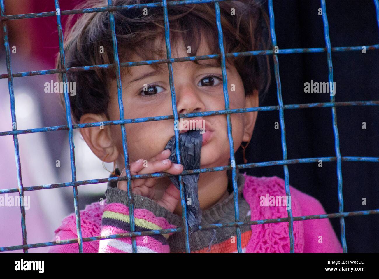 Enfants réfugiés afghans au port du Pirée. Malgré de grandes difficultés, les réfugiés restent au port et de l'espoir de poursuivre votre voyage vers l'Europe du Nord. 22.03.2016 Banque D'Images