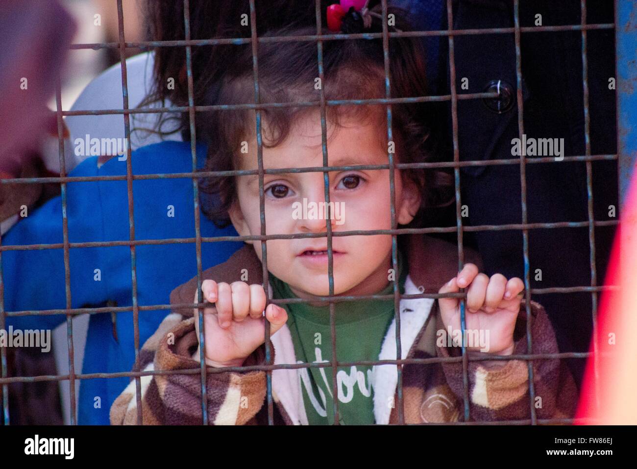 Enfants réfugiés afghans au port du Pirée. En dépit des circonstances difficiles, les réfugiés restent pendant des semaines à Habour, dans l'espoir de poursuivre votre voyage vers l'Europe du Nord. 21.03.2016 Banque D'Images