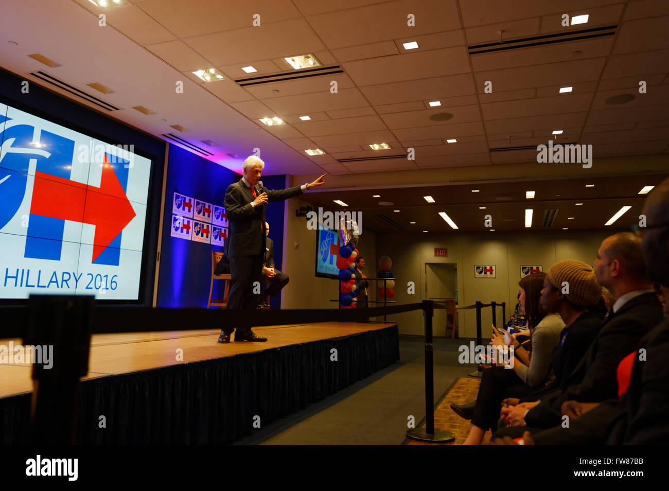 New York, NY, le 31 mars, 2016. Bill Clinton, ancien président des États-Unis, a fait campagne pour sa femme, Hillary, qui est en cours d'exécution pour l'investiture démocrate pour le président américain, à l'United Federation of Teachers (UFT) Bureau à Manhattan. L'UFT, avec environ 200 000 membres, est le plus important syndicat de la ville de New York. La primaire démocrate dans l'État de New York a lieu le 19 avril et le projet de loi dit qu'il est indispensable que Hillary gagner. © Terese Loeb Kreuzer/Alamy News Banque D'Images