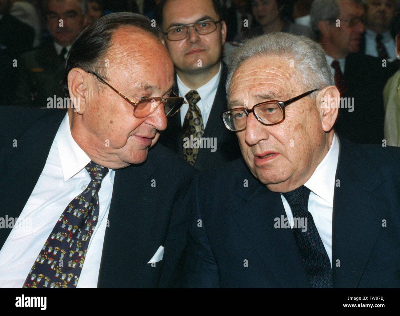 Les deux anciens ministres des affaires étrangères Henry A. Kissinger (r) et Hans-Dietrich Genscher (l) parler au cours de la cérémonie de citoyenneté honoraire de Kissinger dans Fuerth le 20 mai 1998. Banque D'Images