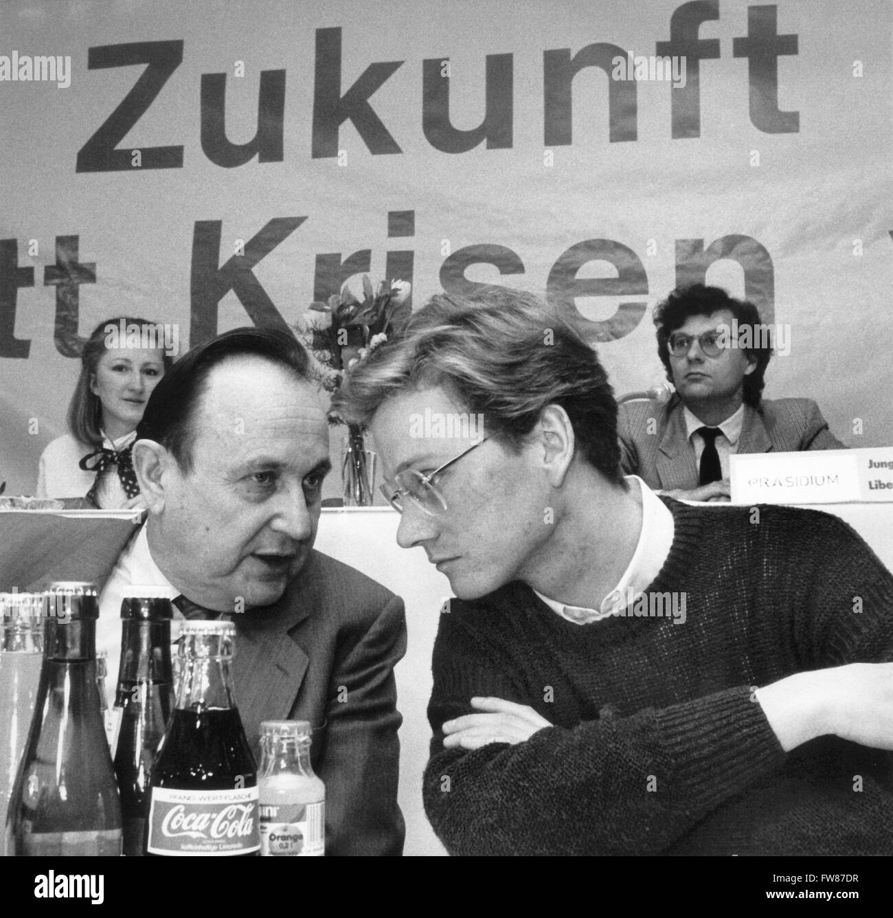 Le ministre des affaires étrangères allemand Hans-Dietrich Genscher (l) et président de la "Junge Liberale', les jeunes libéraux, Guido Westerwelle, parler pendant le congrès fédéral du FDP youth organisation 'Junge Liberale' dans Osnabrueck le 05 avril 1986. Banque D'Images Le ministre des affaires étrangères allemand Hans-Dietrich Genscher (l) et président de la "Junge Liberale', les jeunes libéraux, Guido Westerwelle, parler pendant le congrès fédéral du FDP youth organisation 'Junge Liberale' dans Osnabrueck le 05 avril 1986. Banque D'Images