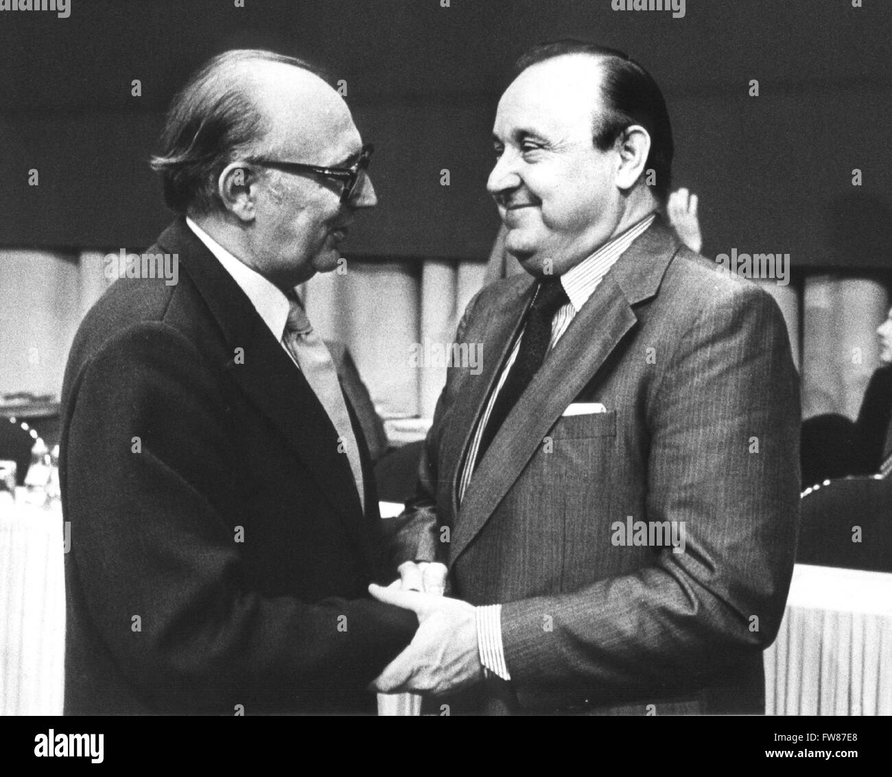 Wolfgang Mischnick (l) félicite le ministre des affaires étrangères, Hans-Dietrich Genscher (r), qui a été élu le 01 octobre 1974 en tant que nouveau président du FDP. Banque D'Images