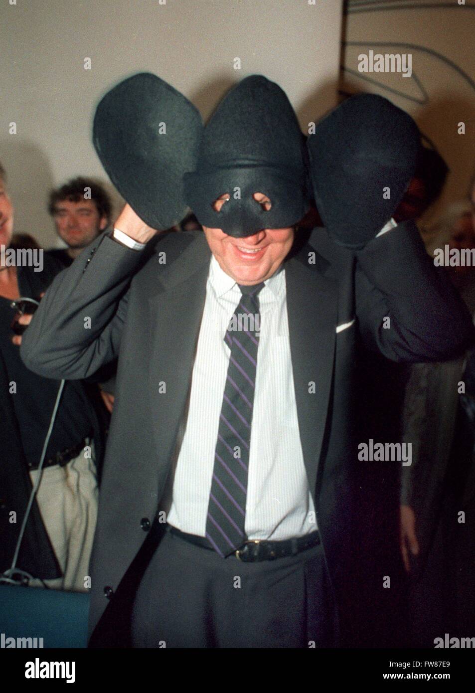Le ministre des Affaires étrangères, Hans-Dietrich Genscher est heureux de porter un masque de 'Genschman' avec des oreilles surdimensionnées sur le 23 septembre en 1989 dans la Villa Hammerschmidt à Bonn. Il a reçu le masque comme un présent de son fanclub. Banque D'Images