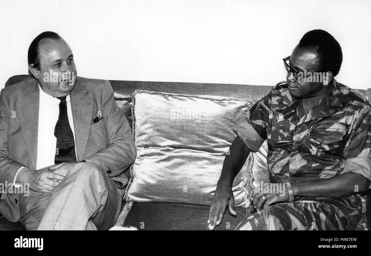 Dans le cadre de son voyage en Afrique, le ministre des Affaires étrangères allemand Hans-Dietrich Genscher (L) rencontre le président zaïrois Mobutu Sese Seko (R) à Lubumbaschi, Zaïre, 17 mai 1977. Banque D'Images