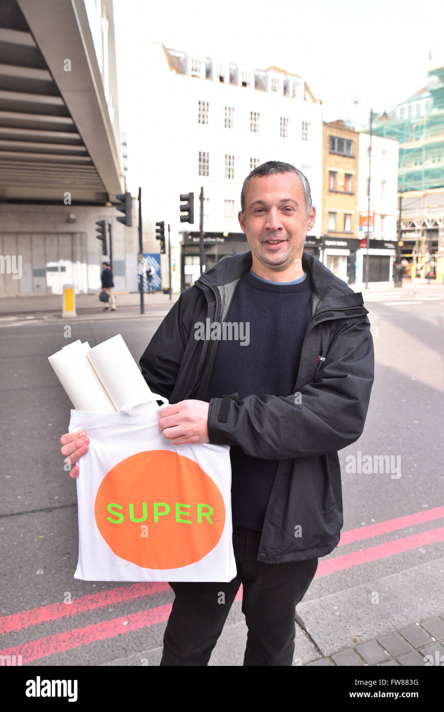 Boxpark, Shoreditch, London, UK. 1er avril 2016. Pour célébrer leur nouvel album, super, les Pet Shop Boys pop up shop Boxpark Banque D'Images
