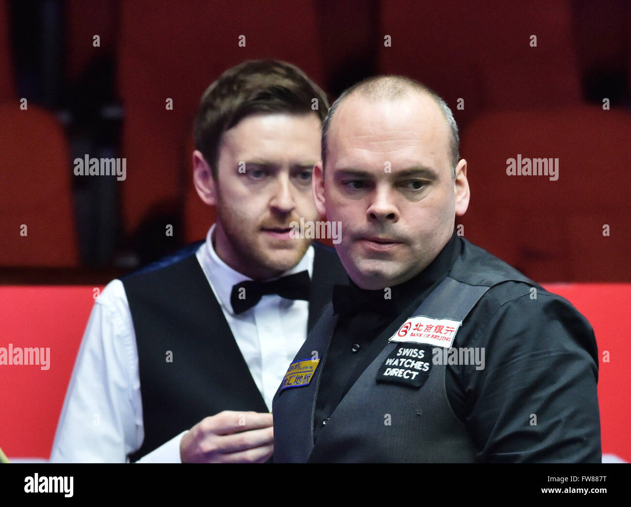 Beijing, Chine. 1er avril 2016. Stuart Bingham (R) de l'Angleterre s'apprête à prendre un coup lors du match contre sa compatriote Ricky Walden à l'Open de Chine de Snooker 2016 World à Beijing, capitale de Chine, le 1er avril 2016. Crédit : Li Wen/Xinhua/Alamy Live News Banque D'Images