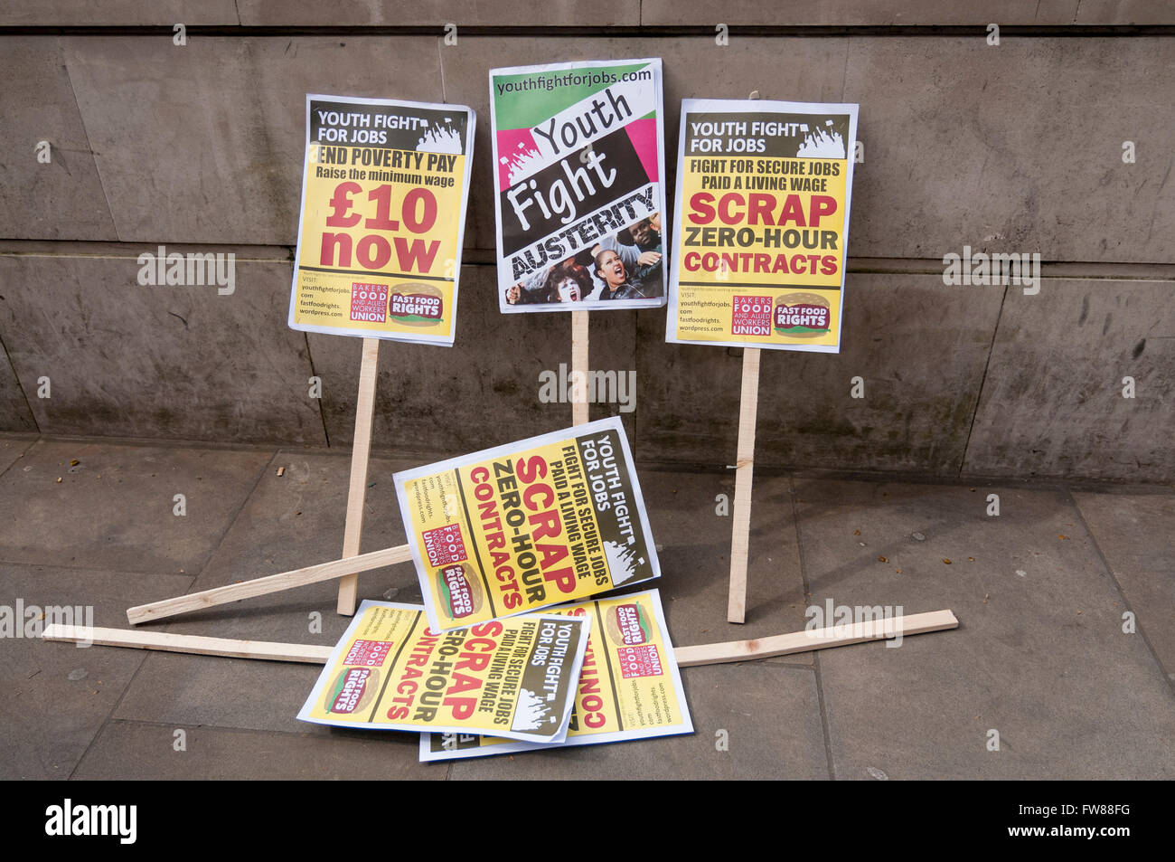 Londres, Royaume-Uni. 1 avril 2016. Éliminé des pancartes appartenant aux manifestants rassemblés à l'extérieur de Downing Street qui étaient là pour protester contre l'introduction du nouveau programme national de revenu d'intégration qui est entré en vigueur aujourd'hui. Ils affirment que le nouveau taux minimum de €7,20 par heure, pour les personnes de plus de 25 ans, est trop modeste et qu'il a aussi de la discrimination envers les personnes âgées entre 21 et 24 ans, qui continuera d'être payé au salaire minimum national de £6.20 par heure. En outre, ils exigent que soit mis fin aux contrats de travail à zéro heures. Crédit : Stephen Chung / Alamy Live News Banque D'Images