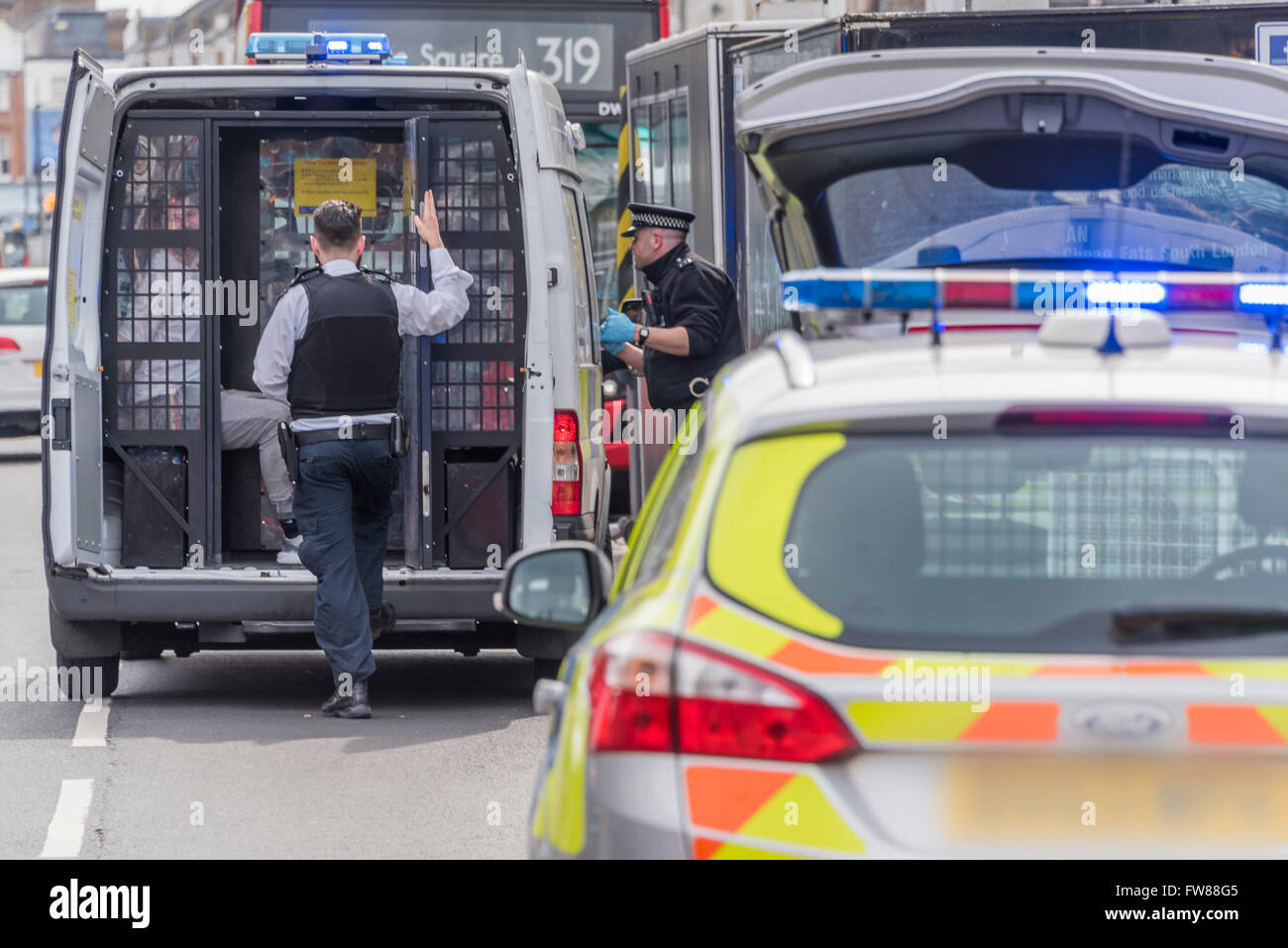 Clapham, Londres, Royaume-Uni. 01 avr, 2016. Un homme est arrêté par la police pour avoir volé un sac sur Northcote Road, Clapham, SW Londres. Il a d'abord chassé et mis au sol par un manager de la Byron Burger restaurant puis quatre voitures de police (y compris un avec un chien) et un fourgon de police est arrivée. Il doit avoir été un matin calme pour la police en tant que vingt minutes plus tôt huit agents en civil ont été boire un verre dans le Starbucks, 50 mètres de l'incident - même s'ils n'ont pas participé à l'arrestation. Crédit : Guy Bell/Alamy Live News Banque D'Images