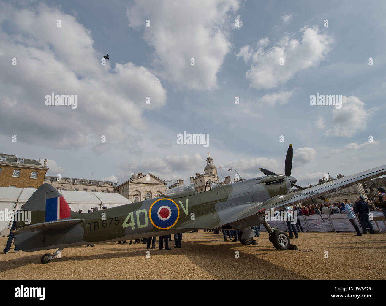 Horse Guards Parade, Londres, Royaume-Uni. 1er avril 2016. Un moderne-jour Eurofighter Typhoon vole au-dessus de l'emblématique deuxième guerre mondiale chasseur Spitfire dans le centre de Londres à 15h00 pour célébrer la Campagne du Musée de la RAF à offrir aux membres du public la possibilité d'avoir leur nom écrit sur les ailes d'un RAF Flèches rouges Hawk Jet qui va voler à travers l'afficheur 2017 saison. Credit : Malcolm Park editorial / Alamy Live News. Banque D'Images