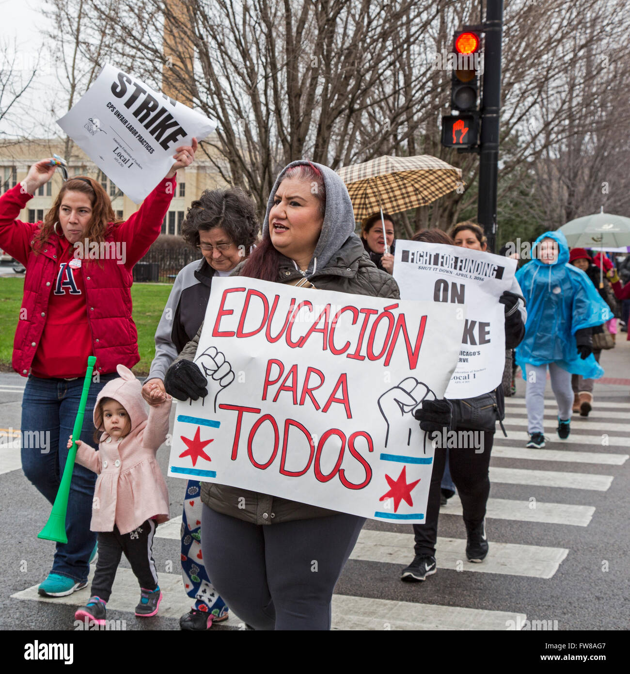 Chicago, Illinois, USA. 1er avril 2016. Les membres du syndicat des enseignants de Chicago ont organisé une grève d'une journée, exigeant une augmentation du financement pour les écoles publiques de la ville. Les enseignants ont été rejoints dans leur "journée d'action" par une coalition des travailleurs, d'étudiants et des groupes communautaires. Crédit : Jim West/Alamy Live News Banque D'Images