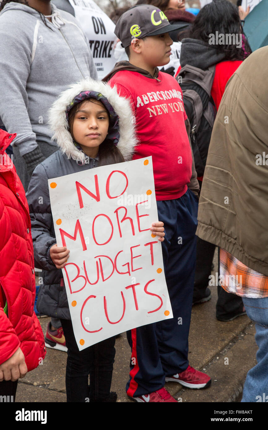 Chicago, Illinois, USA. 1er avril 2016. Les membres du syndicat des enseignants de Chicago ont organisé une grève d'une journée, exigeant une augmentation du financement pour les écoles publiques de la ville. Les enseignants ont été rejoints dans leur "journée d'action" par une coalition des travailleurs, d'étudiants et des groupes communautaires. Crédit : Jim West/Alamy Live News Banque D'Images