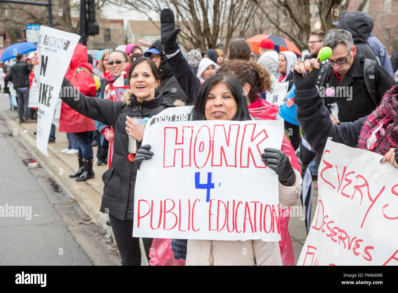 Chicago, Illinois, USA. 1er avril 2016. Les membres du syndicat des enseignants de Chicago ont organisé une grève d'une journée, exigeant une augmentation du financement pour les écoles publiques de la ville. Les enseignants ont été rejoints dans leur "journée d'action" par une coalition des travailleurs, d'étudiants et des groupes communautaires. Crédit : Jim West/Alamy Live News Banque D'Images