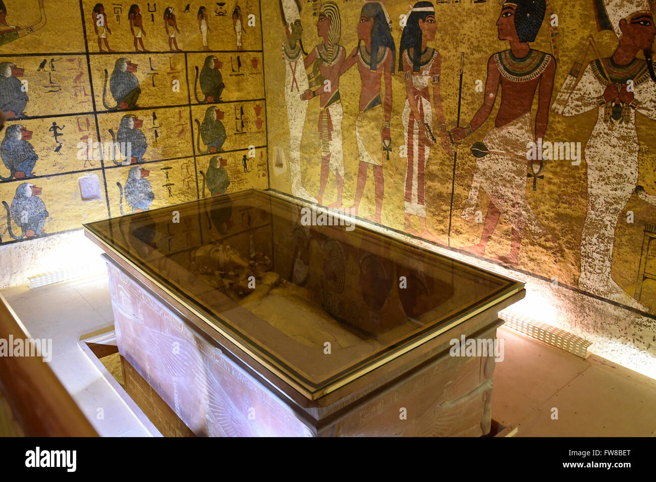 Luxor. 1er avril 2016. Photo prise le 1 avril 2016 montre la vue de l'intérieur de la chambre funéraire du roi Toutânkhamon dans la Vallée des Rois, Louxor, Egypte.et égyptien des archéologues étrangers achevé vendredi une plus vaste opération de numérisation de la récemment découvert deux chambres cachées derrière le roi la tombe de Toutankhamon dans la Vallée des Rois en Haute Égypte, la ville de Louxor. Les chambres sont considérées comme dernière demeure de la reine Néfertiti, qui a joué un rôle politique et religieux en Egypte au 14ème siècle avant J.-C. © Zhao Dingzhe/Xinhua/Alamy Live News Banque D'Images