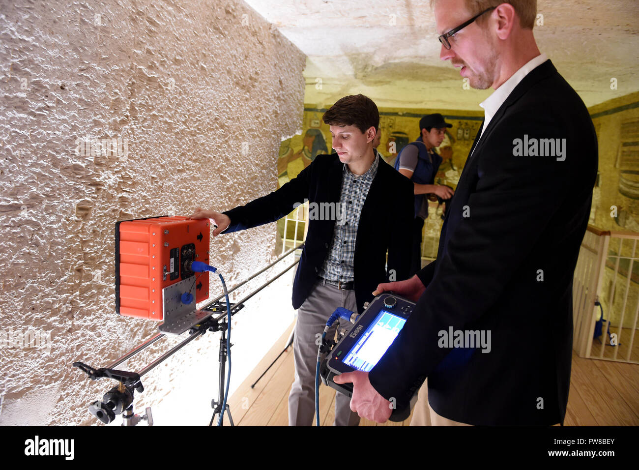 Luxor, Luxor. 1er avril 2016. Conduite d'experts opération de numérisation dans King la tombe de Toutankhamon dans la Vallée des Rois, Louxor, Egypte le 1 avril 2016. Les archéologues égyptiens et étrangers terminé vendredi un plus vaste opération de numérisation de la récemment découvert deux chambres cachées derrière le roi la tombe de Toutankhamon dans la Vallée des Rois en Haute Égypte, la ville de Louxor. Les chambres sont considérées comme dernière demeure de la reine Néfertiti, qui a joué un rôle politique et religieux en Egypte au 14ème siècle avant J.-C. © Zhao Dingzhe/Xinhua/Alamy Live News Banque D'Images