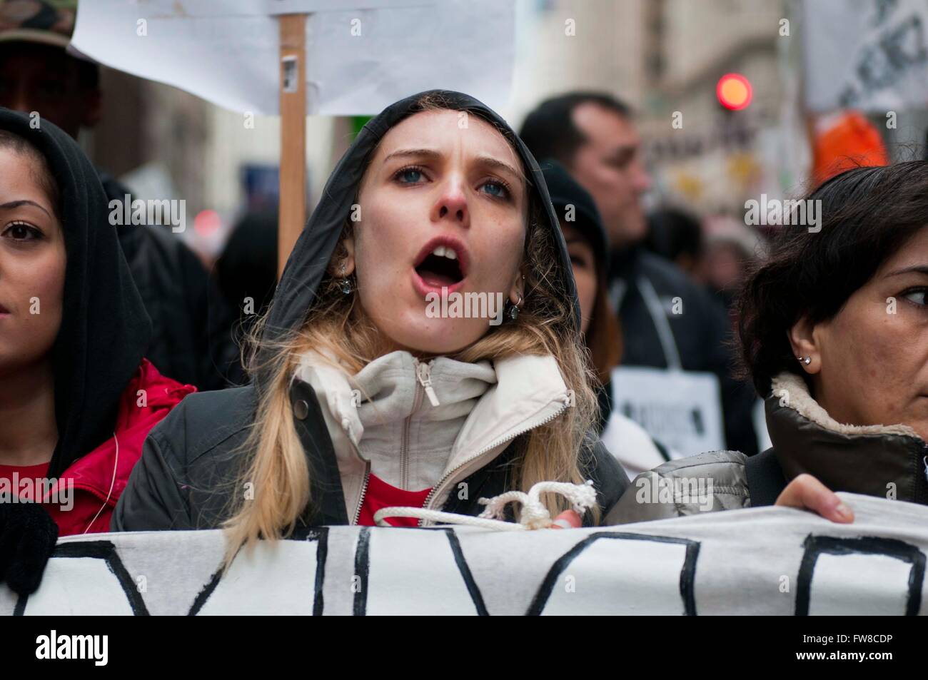 Chicago, USA. 1er avril 2016. Une femme crie des slogans pendant une heure de rassemblement pour une manifestation contre les réductions du budget et du programme à Chicago, États-Unis, 1 avril 2016. Les enseignants des écoles publiques de Chicago et leurs partisans ont organisé une grève d'un jour, appelé la "journée d'Action" le vendredi pour protester contre des réductions de programmes et de budget, forçant l'annulation de cours pour plus de 300 000 étudiants, selon les médias locaux. Crédit : Il Xianfeng/Xinhua/Alamy Live News Banque D'Images