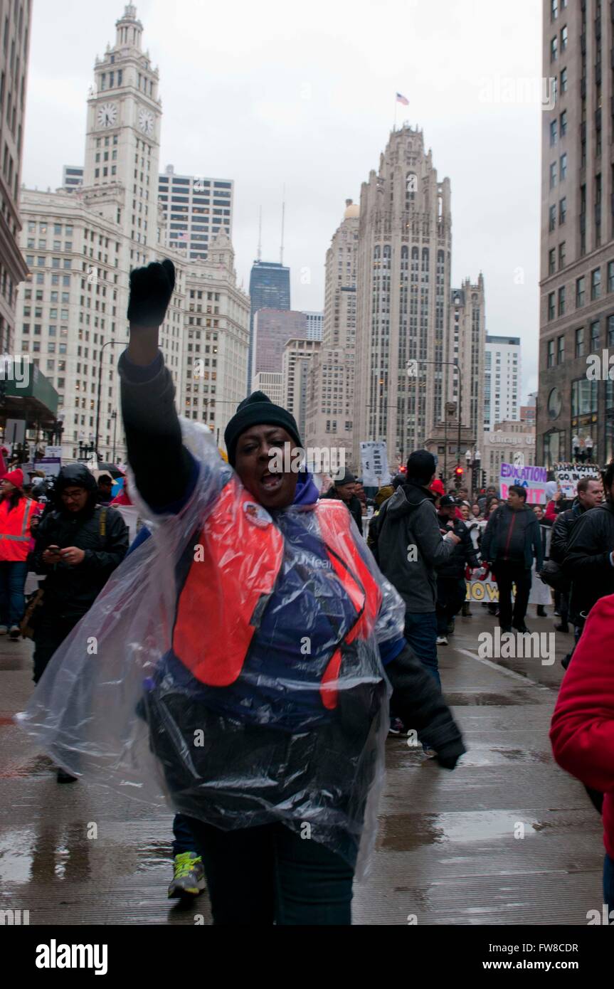 Chicago, USA. 1er avril 2016. Une femme crie des slogans pendant une heure de rassemblement pour une manifestation contre les réductions du budget et du programme à Chicago, États-Unis, 1 avril 2016. Les enseignants des écoles publiques de Chicago et leurs partisans ont organisé une grève d'un jour, appelé la "journée d'Action" le vendredi pour protester contre des réductions de programmes et de budget, forçant l'annulation de cours pour plus de 300 000 étudiants, selon les médias locaux. Crédit : Il Xianfeng/Xinhua/Alamy Live News Banque D'Images