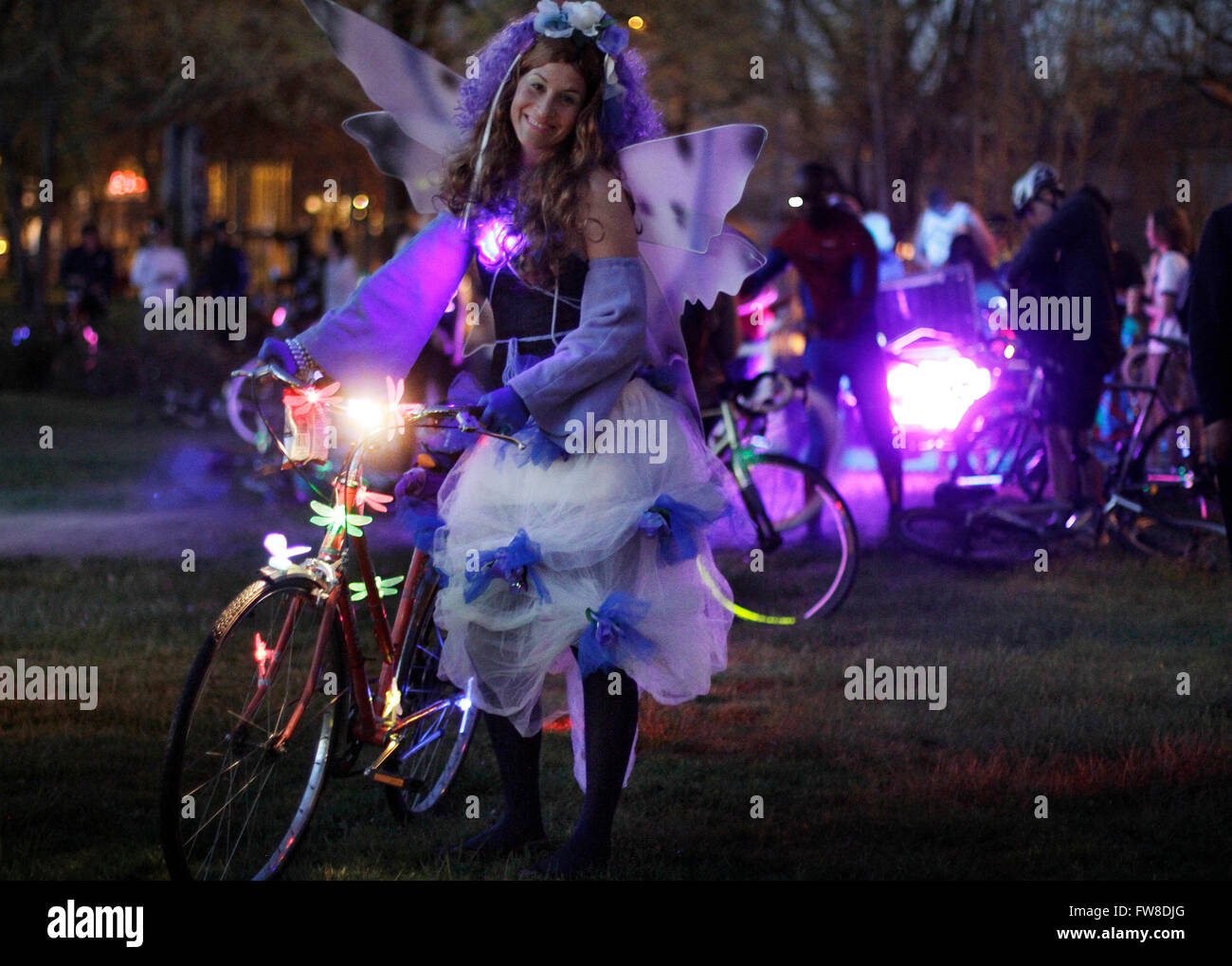 Vancouver, Canada. 1er avril 2016. Un participant avec costume assiste à la rave party de vélo annuelle à Vancouver, Canada, 1 avril 2016. Autour d'un millier de cyclistes de tous âges s'est joint à l'assemblée annuelle de vélo Vancouver rave party avec leurs vélos décorés et mis autour de la ville. C'est l'un des plus grands événements de l'amusement pour les amateurs de vélo profiter ensemble chaque année à Vancouver. © Liang Sen/Xinhua/Alamy Live News Banque D'Images