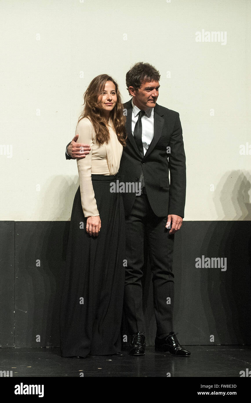 Santander, Espagne. 1er avril 2016. Antonio Banderas et Irene Escolar protagonistes du film lors de la première dans la chambre d'Altamira Argenta Santander Crédit : Joaquín Gómez Sastre/Alamy Live News Banque D'Images