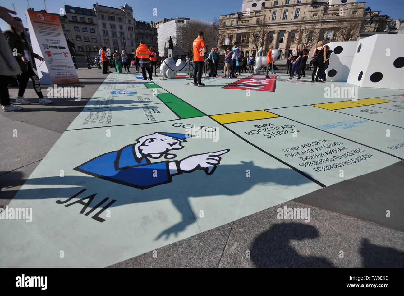 Grand conseil de monopole mis en place à Trafalgar Square dans le cadre du Festival des Jeux de Londres. La fonction jouer de la carte en utilisant un téléphone mobile app. Personnes jouant Banque D'Images