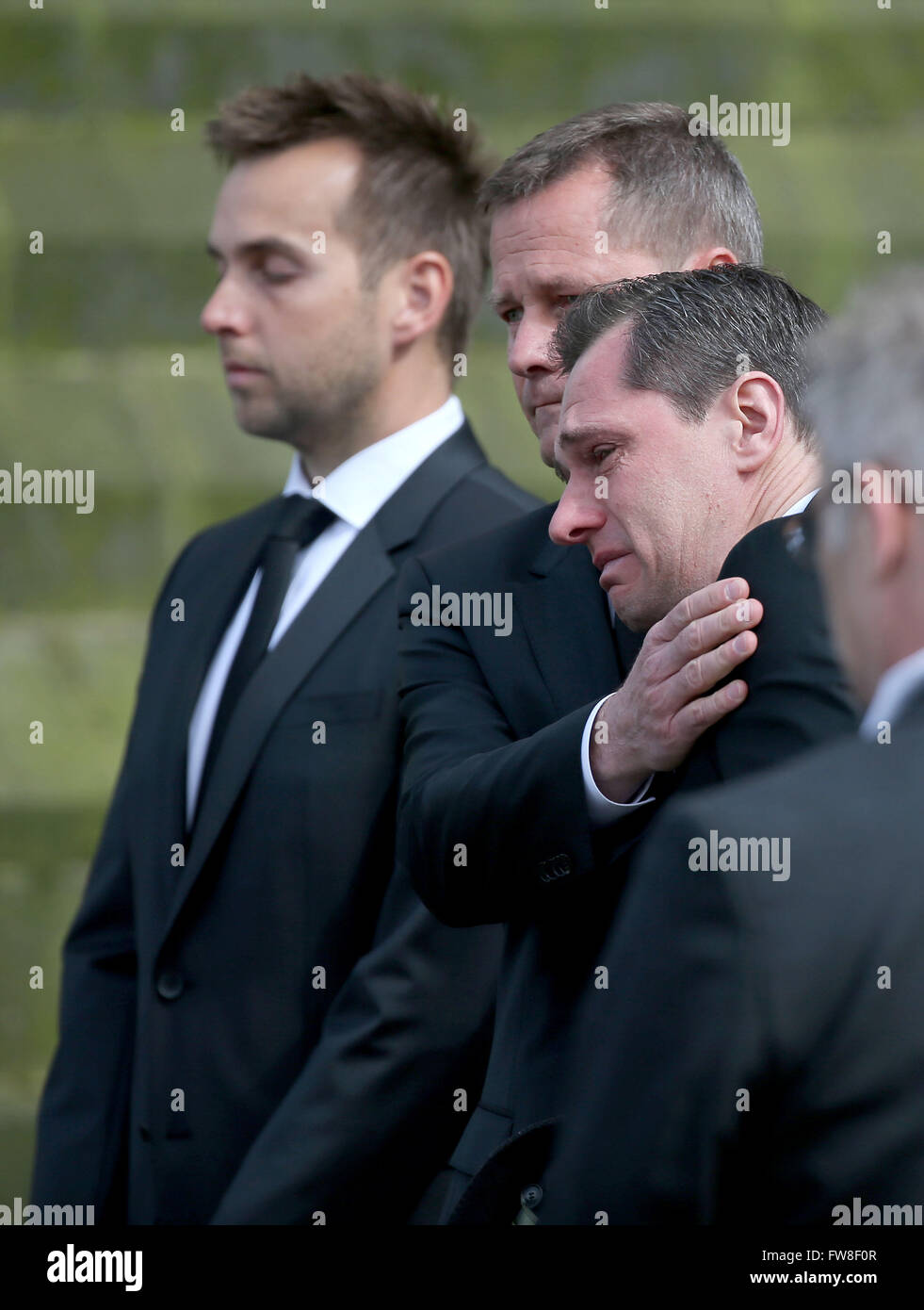 Cologne, Allemagne. 09Th apr 2016. Le mari de Guido Westerwelle, Michael Mronz (R), est soulagé après le service funèbre pour l'ancien ministre des Affaires étrangères, Guido Westerwelle, est la basilique des Saints Apôtres à Cologne, Allemagne, 02 avril 2016. Westerwelle est mort à l'Université de Cologne Hosptial le 18 mars 2016 à l'âge de 54 ans en raison de la leucémie. Photo : OLIVER BERG/dpa/Alamy Live News Banque D'Images