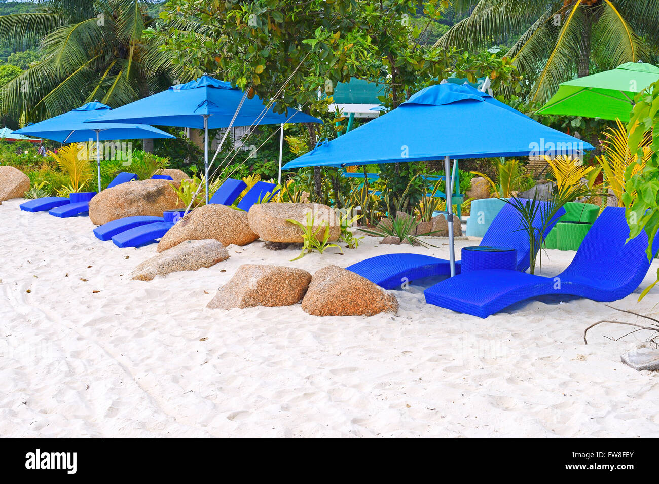 Sonnenschirme Liegen und eines Luxushotels auf der Insel Insel La Digue, Seychellen Banque D'Images
