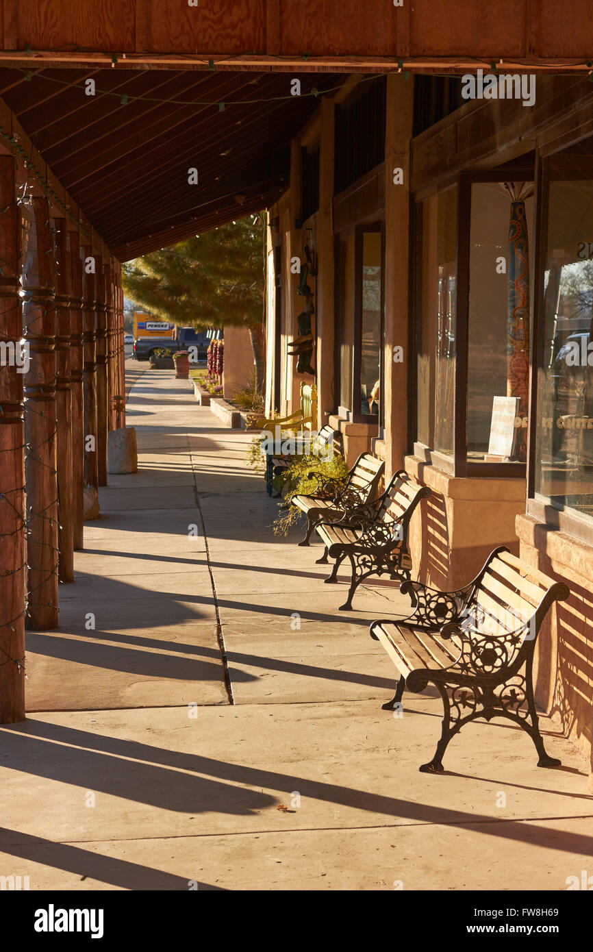 Trottoir ombragée et devantures, Marathon, Texas, États-Unis Banque D'Images