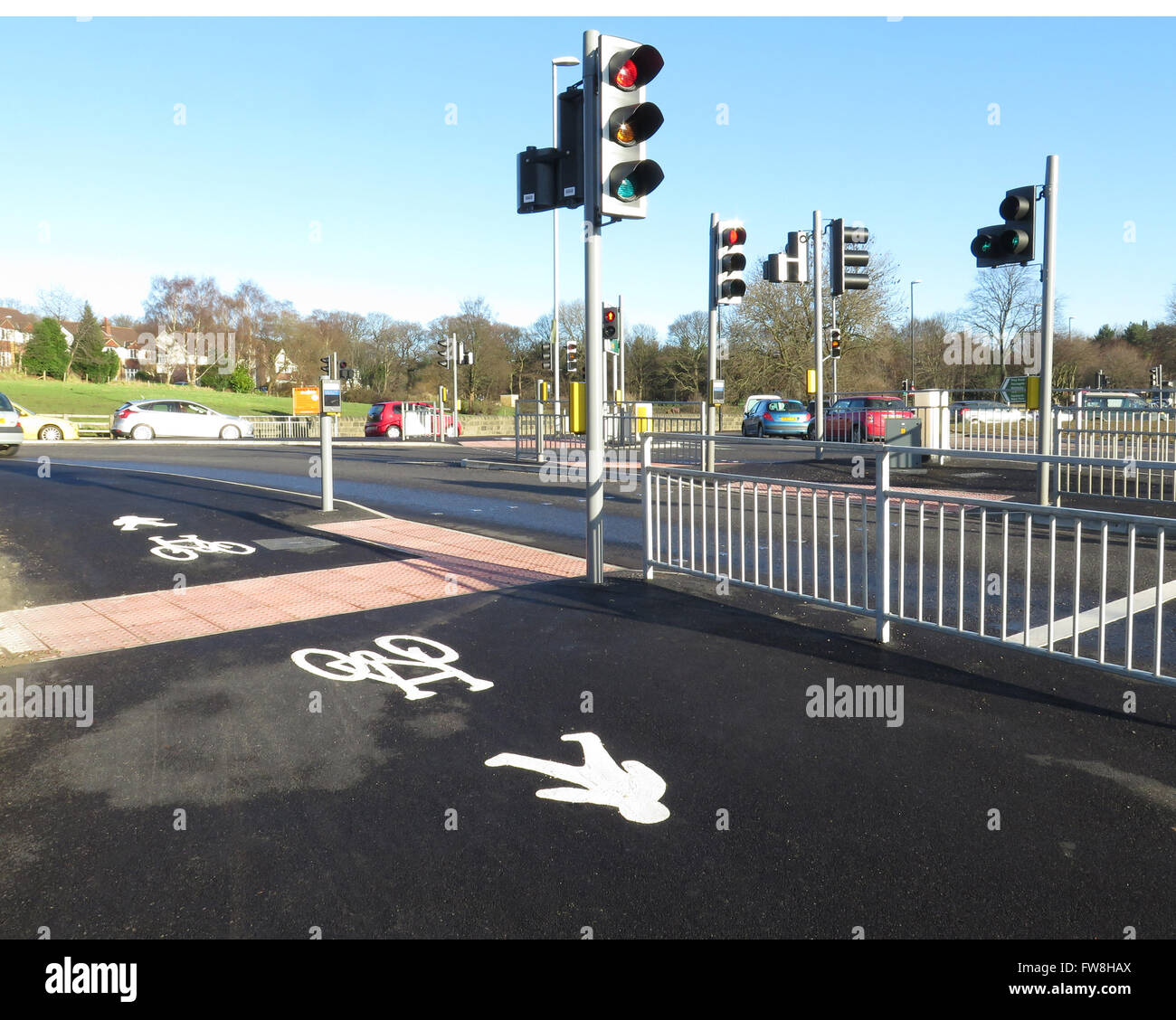 Voie cyclable et sentier du conjoint à un rond-point à Londres. Banque D'Images