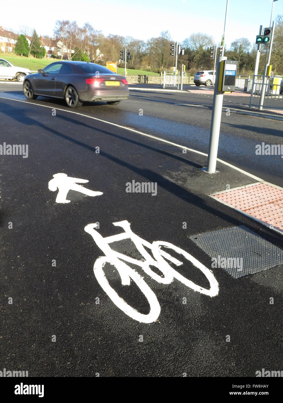 Voie cyclable et sentier du conjoint à un rond-point à Londres. Banque D'Images