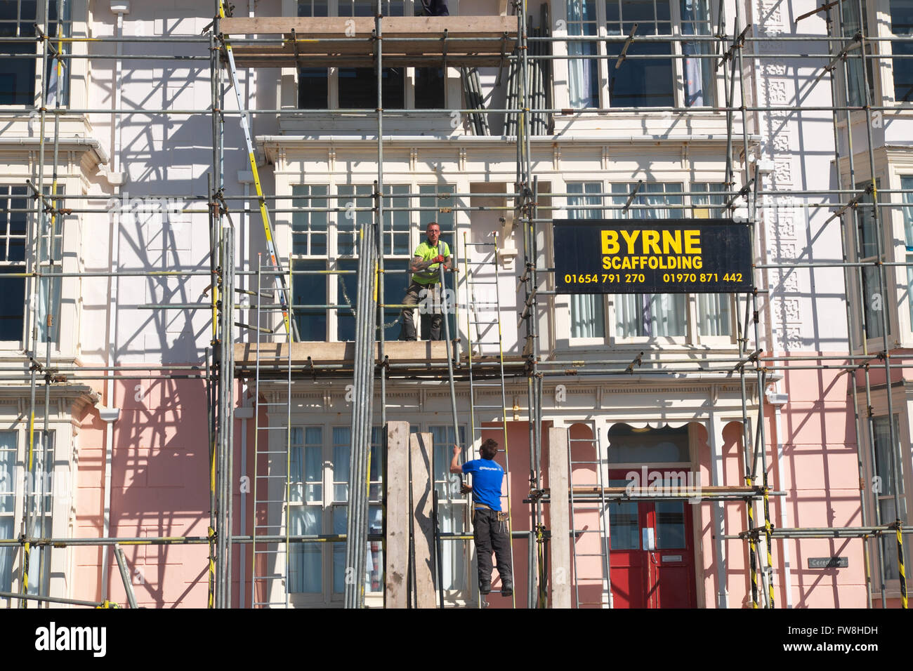 Scaffolders érigeant échafaudages en UK Banque D'Images Scaffolders érigeant échafaudages en UK Banque D'Images