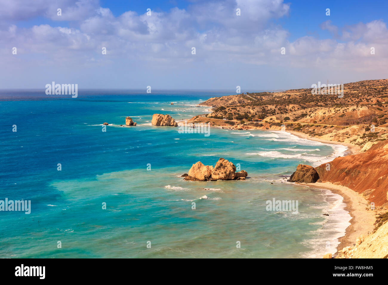 Seascape avec Petra tou Romiou, également connu sous le rocher d'Aphrodite, est un bloc de la mer à Paphos, Chypre. Banque D'Images